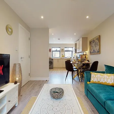 Chatham Serviced Apartments By Hosty Lets Exterior photo