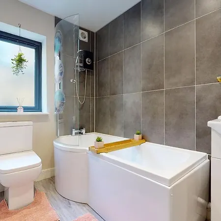 Chatham Serviced Apartments By Hosty Lets Exterior photo