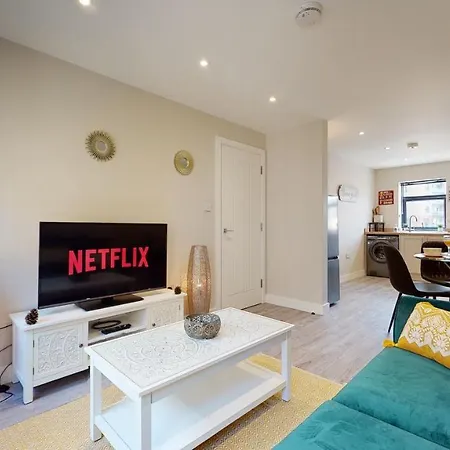 Chatham Serviced Apartments By Hosty Lets Exterior photo