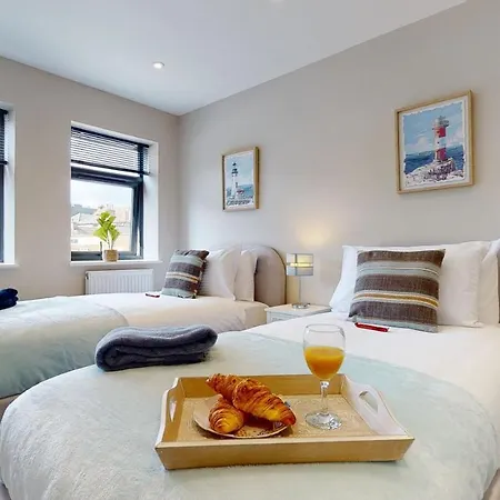 Chatham Serviced Apartments By Hosty Lets Exterior photo