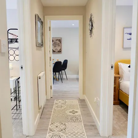 Chatham Serviced Apartments By Hosty Lets Exterior photo